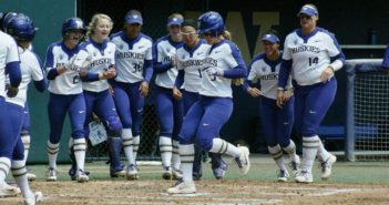 Washington Huskies Softball Team Closes Home Stand With Win