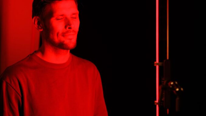 healthmatesauna-374431-man-red-light-image1